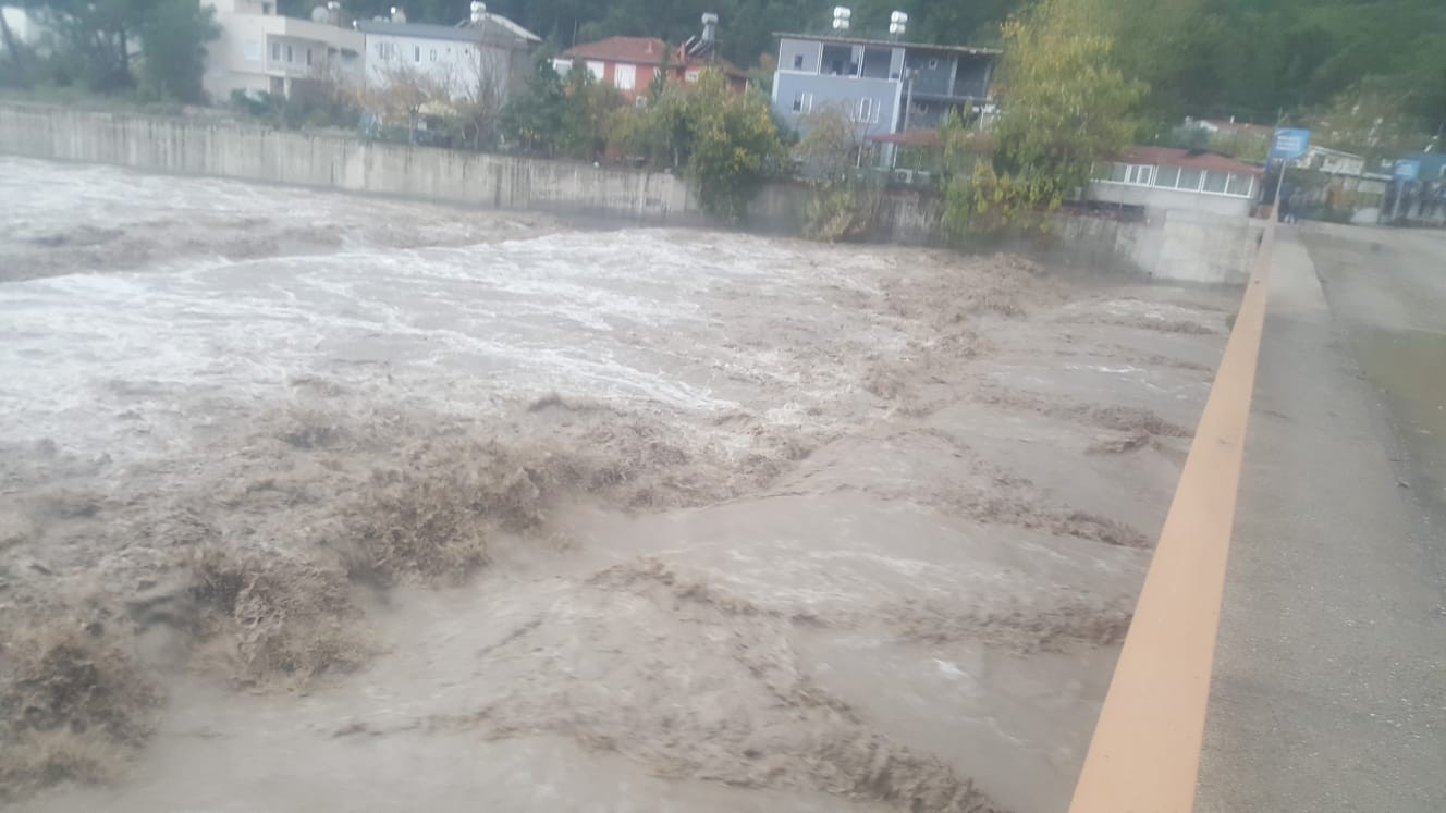Meteoroloji kayıtlarına girdi... Türkiye'de günlük yağış rekoru kırıldı