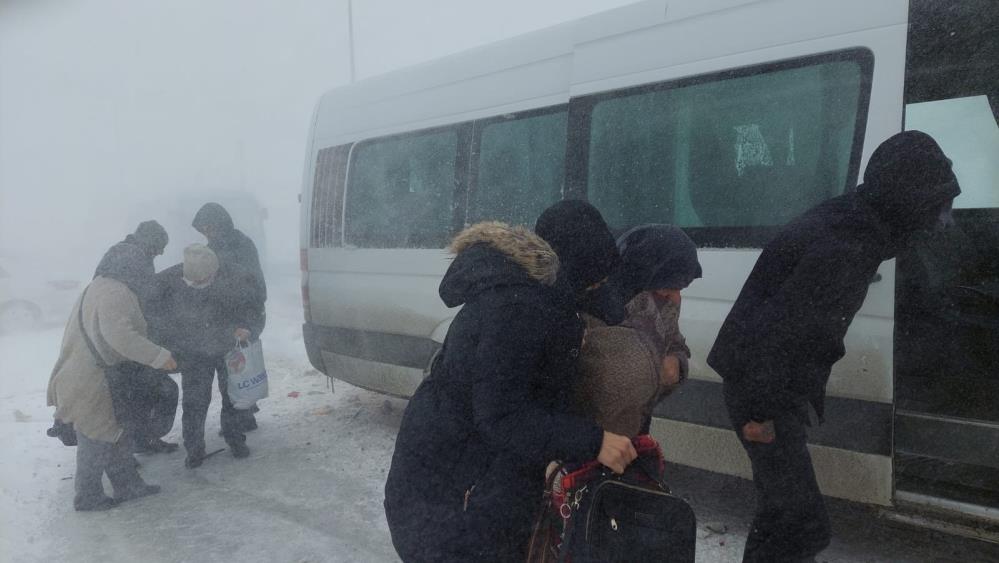 Erzurum'da yoğun kar kazaya neden oldu, araçlar yolda kaldı