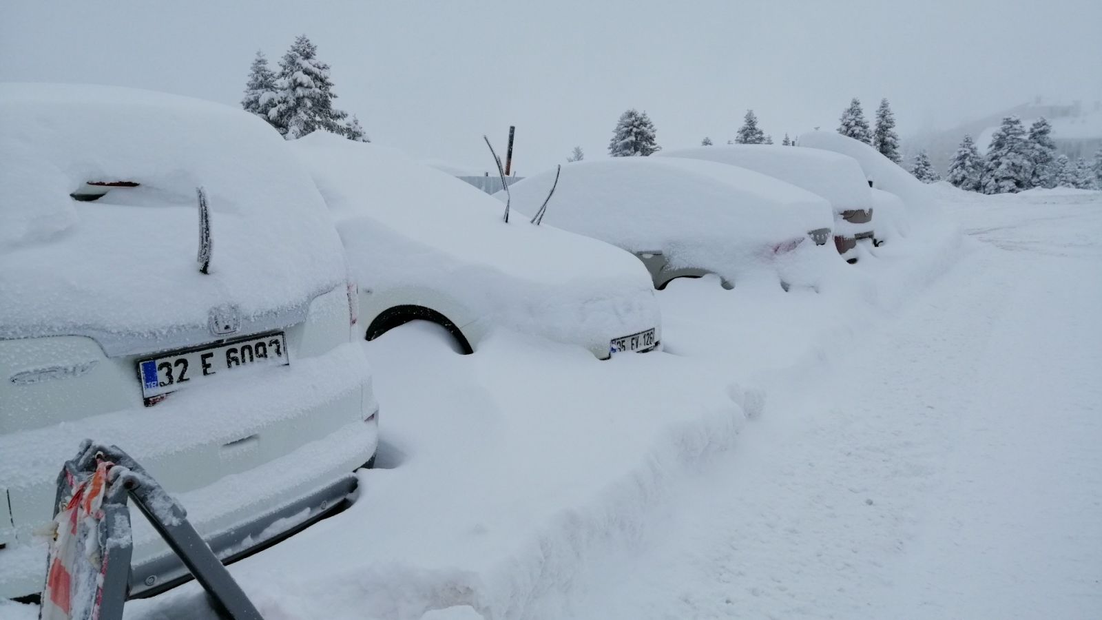 Uludağ'da yoğun kar... Otomobiller kayboldu