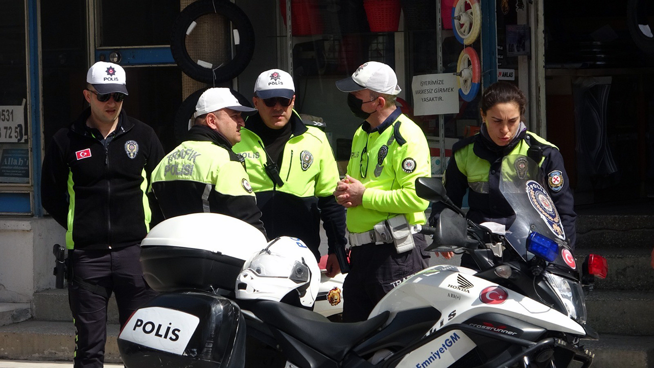 Dur ihtarına uymadı, kadın polisi kaputun üzerinde sürükledi Dur ihtarına uymadı, kadın polisi kaputun üzerinde sürükledi