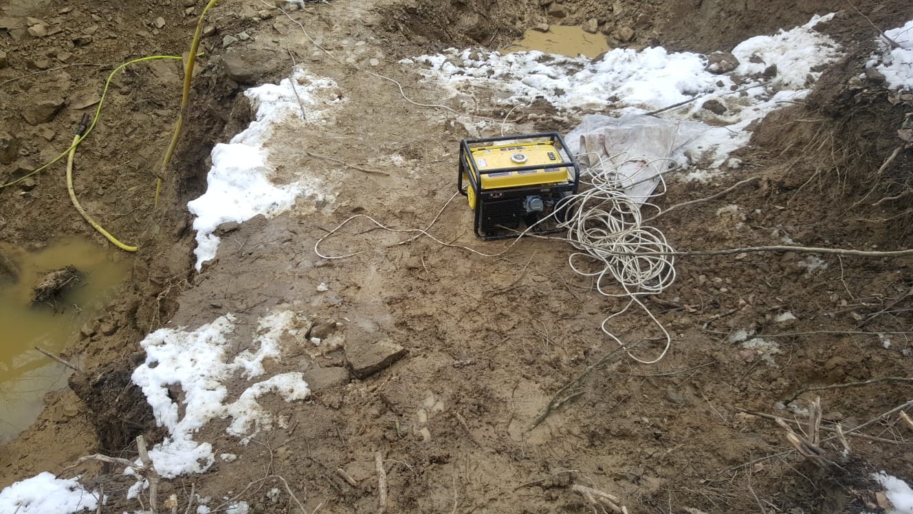 İş makinesiyle define ararken yakalandılar