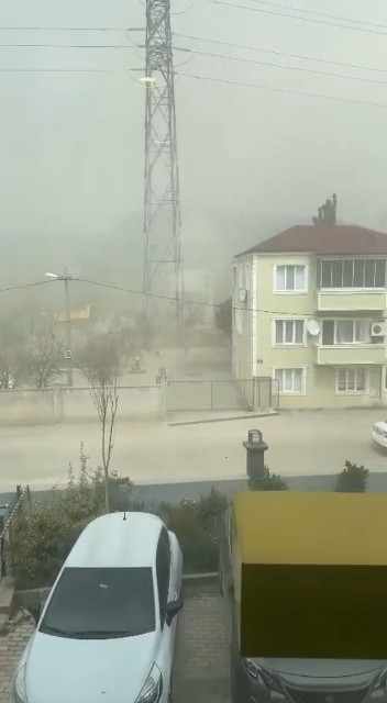Bursa’da gökyüzünü toz kapladı