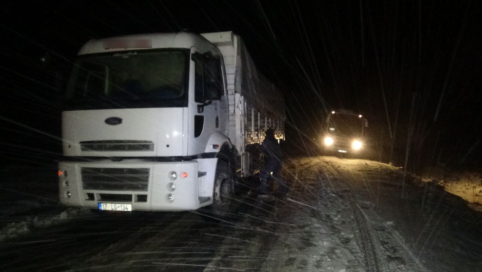 Kazdağları’nda onlarca araç yolda kaldı