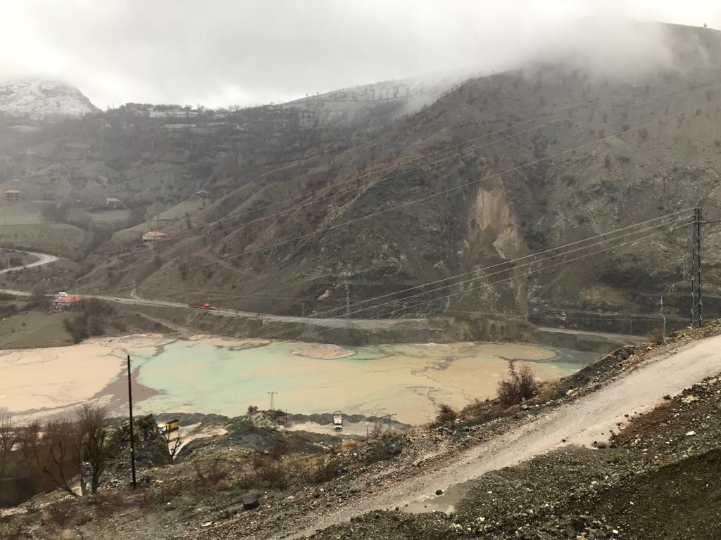 Adıyaman'da park halindeki otomobil toprak ve kaya parçaları altında kaldı