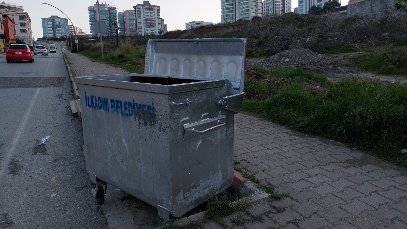 Ölümden çöp konteyneri kurtardı