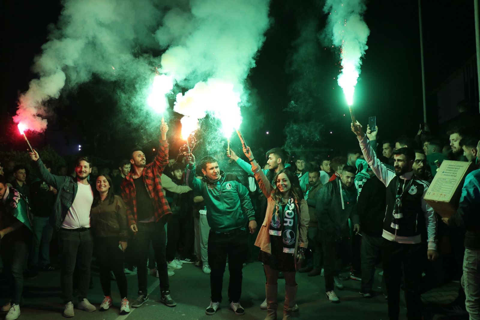Sakaryaspor şampiyonluğu kutluyor... Takımı 150 binden fazla taraftarı karşıladı! Sakaryaspor şampiyonluğu kutluyor... Takımı 150 binden fazla taraftarı karşıladı!
