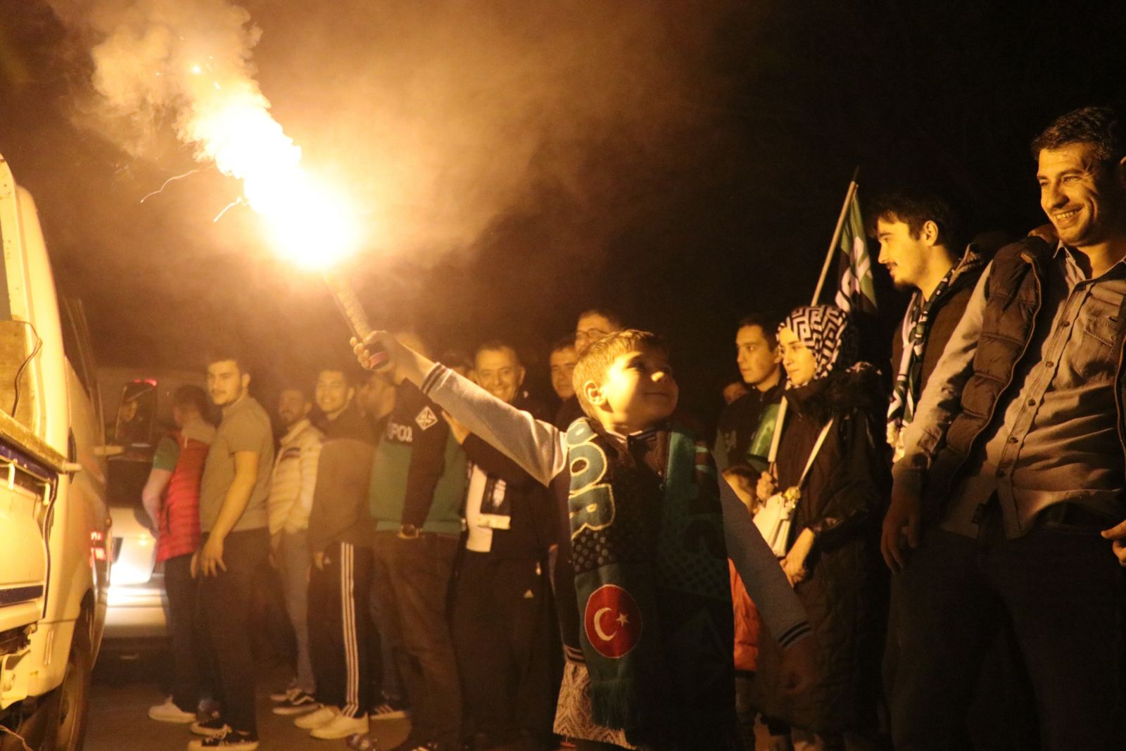 Sakaryaspor şampiyonluğu kutluyor... Takımı 150 binden fazla taraftarı karşıladı! Sakaryaspor şampiyonluğu kutluyor... Takımı 150 binden fazla taraftarı karşıladı!