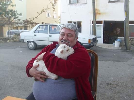 Bağlaması kucağına sığmayınca bıçak altına yattı