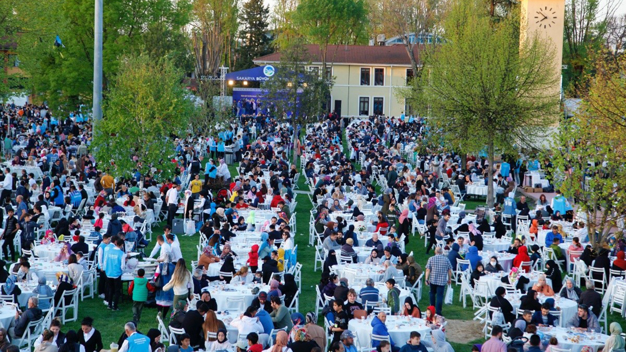 Sakarya'da 20 bin kişilik iftar sofrası Sakarya'da 20 bin kişilik iftar sofrası