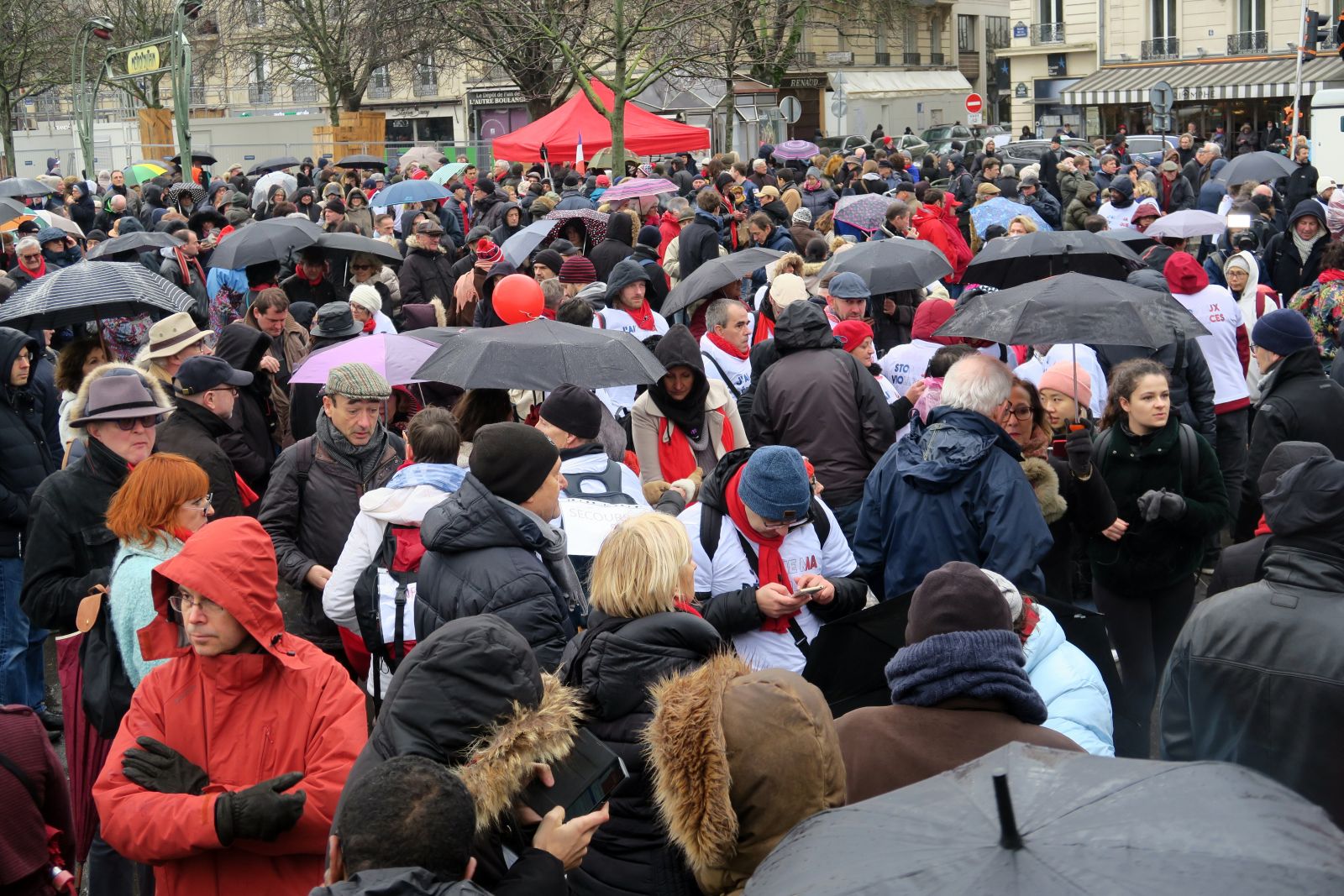 Sarı Yeleklilere karşı “Kırmızı Fularlılar” Paris sokaklarına döküldü