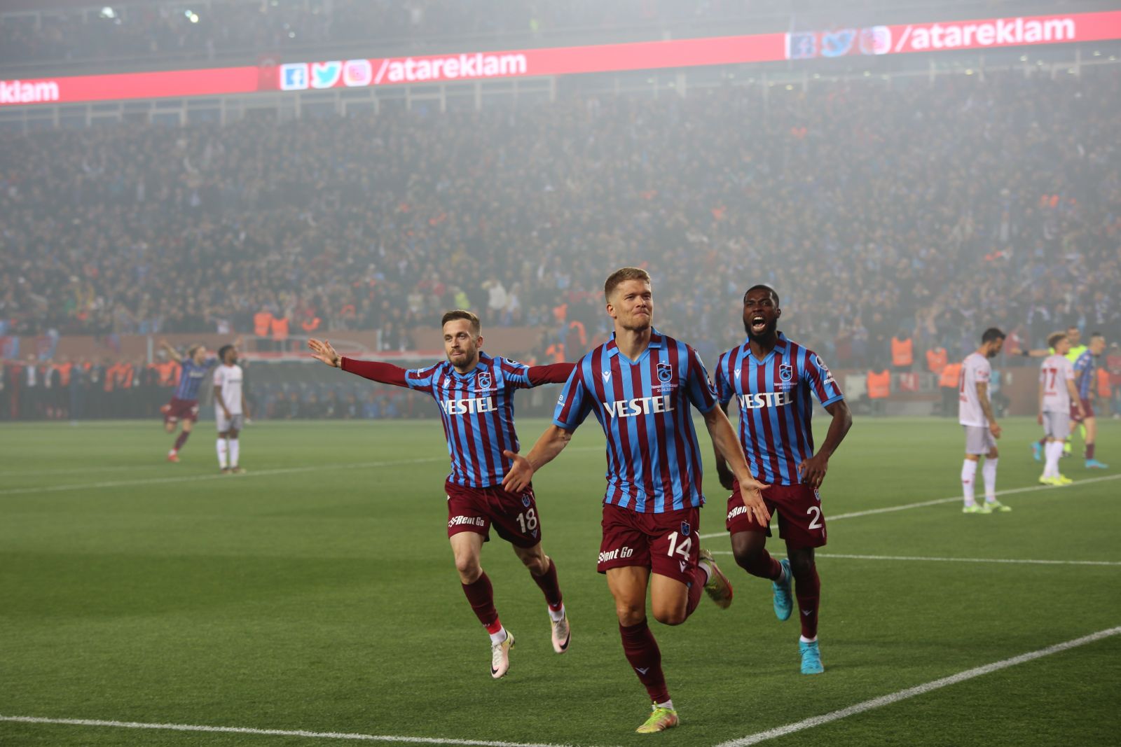 Trabzonspor şampiyonluğunu ilan etti... 38 yıldır beklenen o gün bugün! Trabzonspor şampiyonluğunu ilan etti... 38 yıldır beklenen o gün bugün!