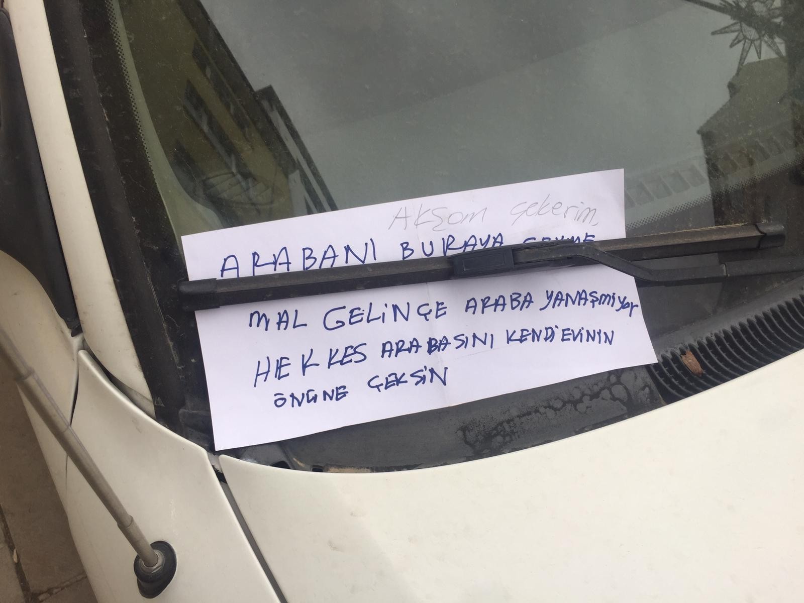 Gören dönüp bir daha bakıyor! Otomobilin üstüne bıraktığı yazı...