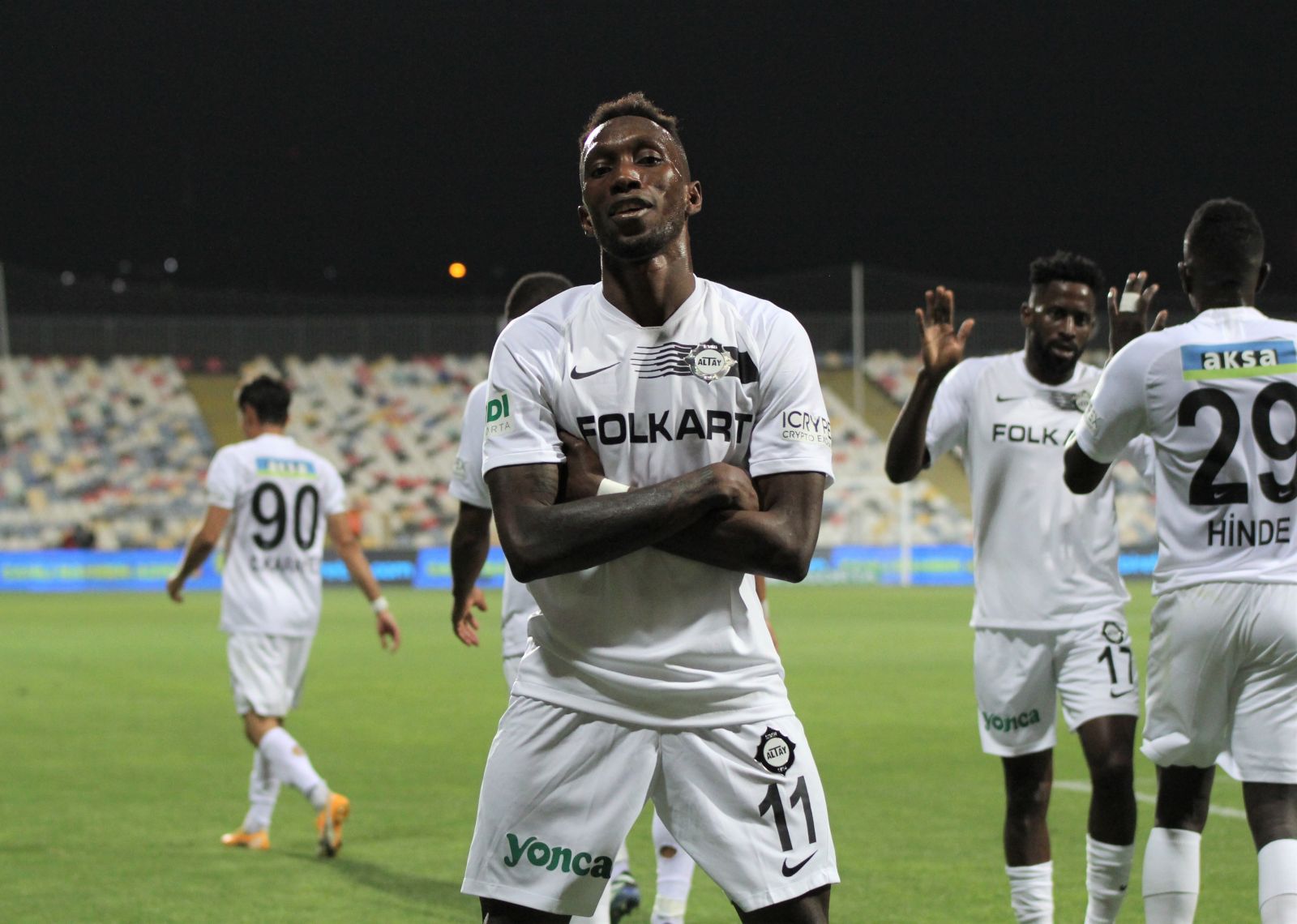 Altay sahipsiz kaldı... Futbolcular peş peşe takımdan ayrılıyor!