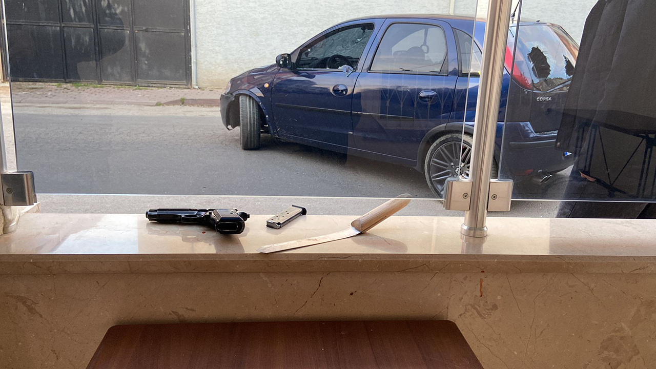 Kaza yaptı, kendisini uyaranları kurşuna dizdi