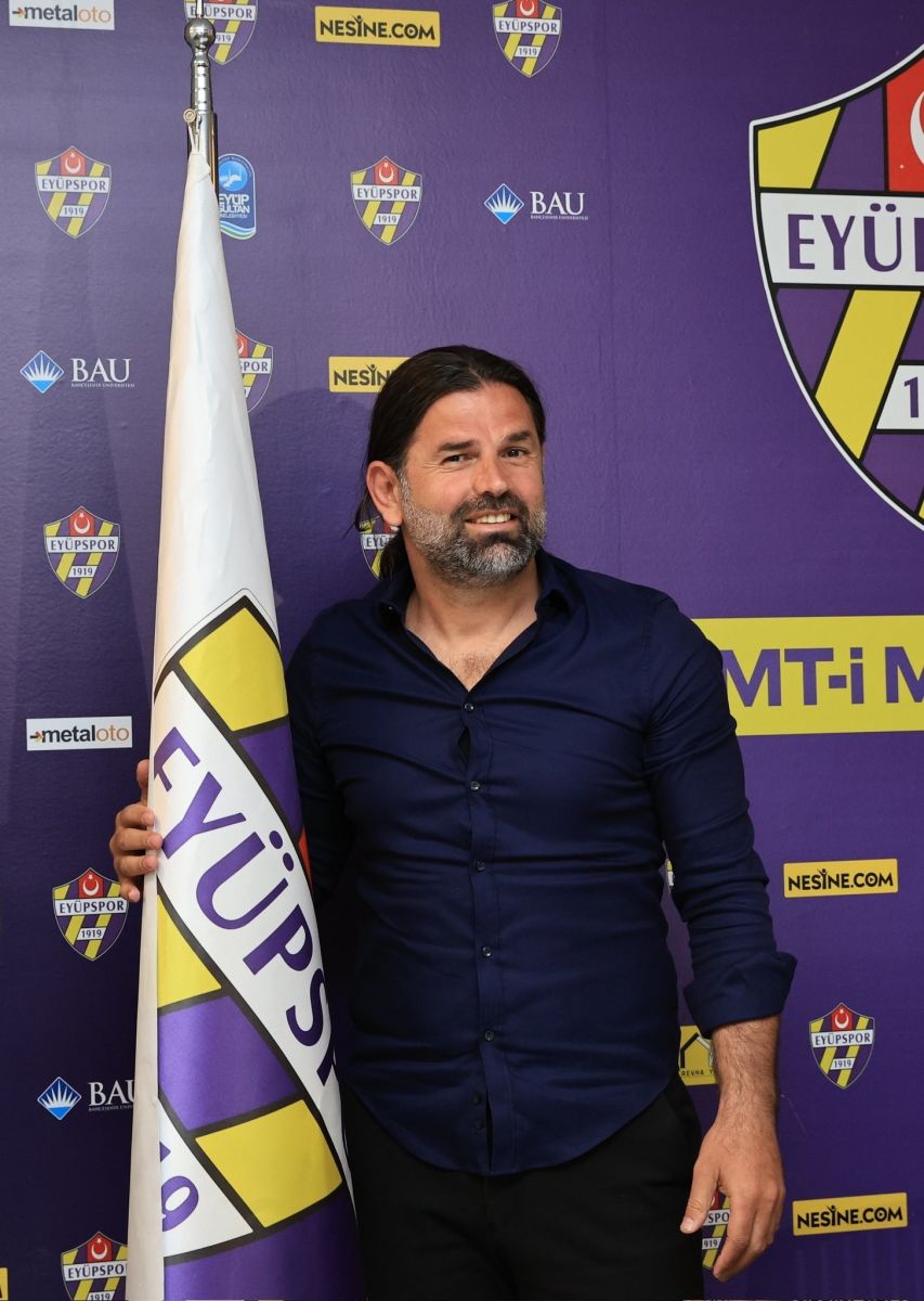 İbrahim Üzülmez resmen Eyüpspor'da... 1.5 yıllık sözleşme imzaladı İbrahim Üzülmez resmen Eyüpspor'da... 1.5 yıllık sözleşme imzaladı