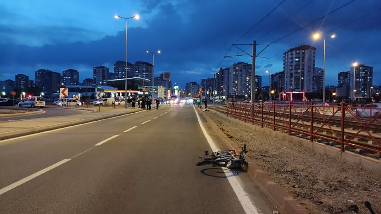 Vicdansız sürücü, çarptığı bisikletliyi ölüme terk etti Vicdansız sürücü, çarptığı bisikletliyi ölüme terk etti