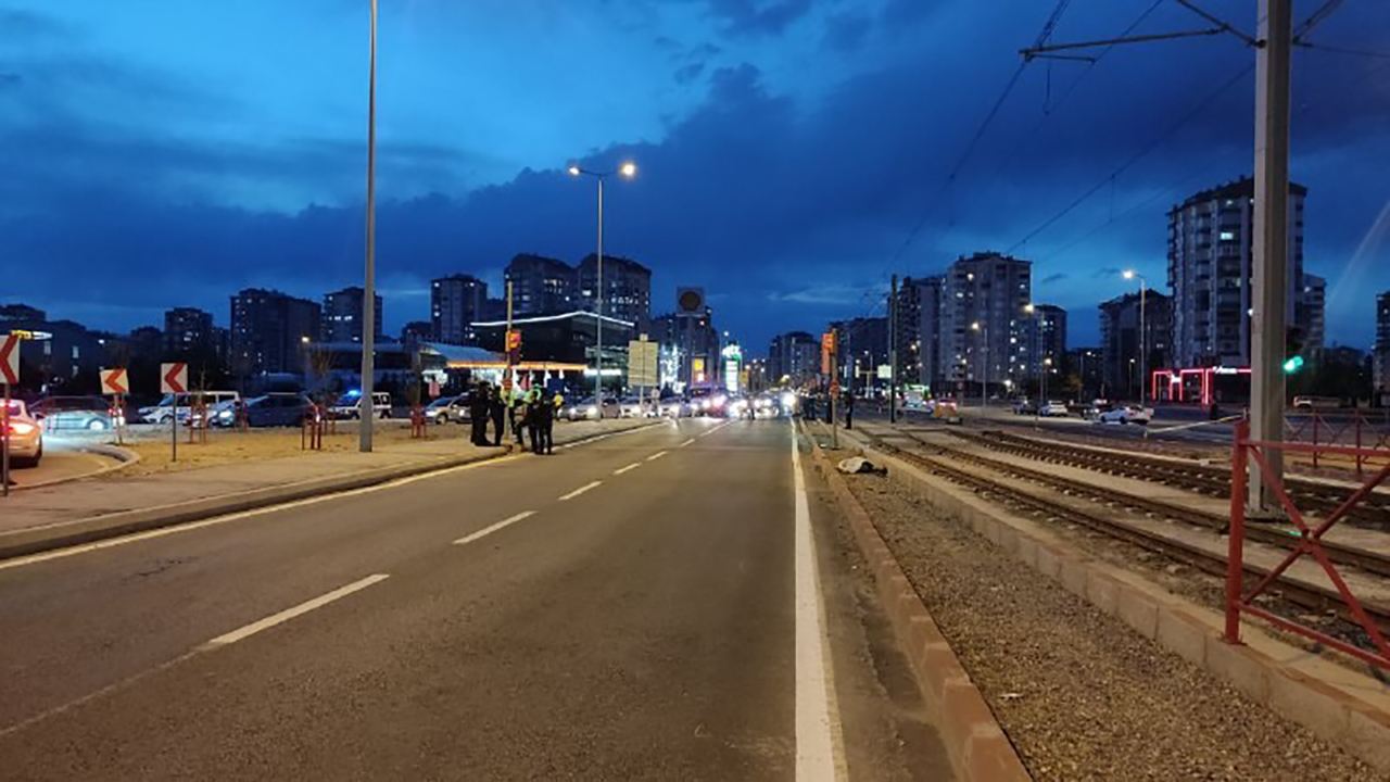 Vicdansız sürücü, çarptığı bisikletliyi ölüme terk etti Vicdansız sürücü, çarptığı bisikletliyi ölüme terk etti