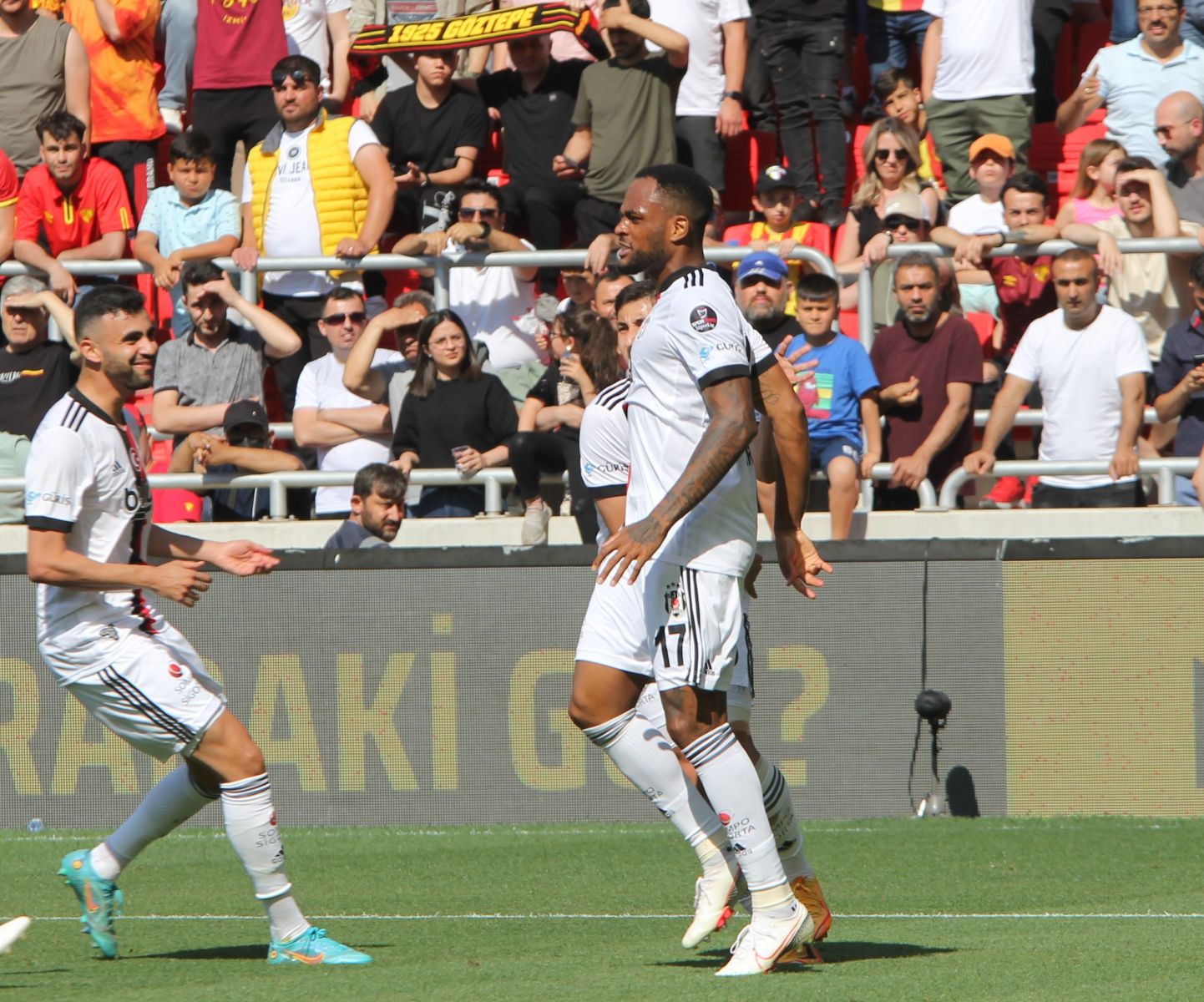 Göztepe maçında 9 kişi kalan Beşiktaş hem maçı hem Emre Bilgin'i kazandı (ÖZET)