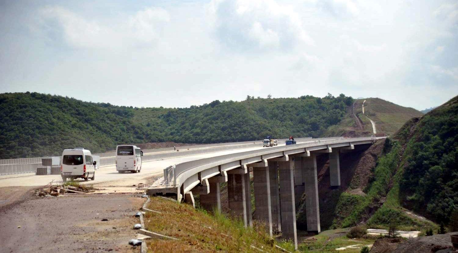 İstanbul-İzmir Otoyolu'nun 40 kilometrelik ilk etabı açılıyor İstanbul-İzmir Otoyolu'nun 40 kilometrelik ilk etabı açılıyor