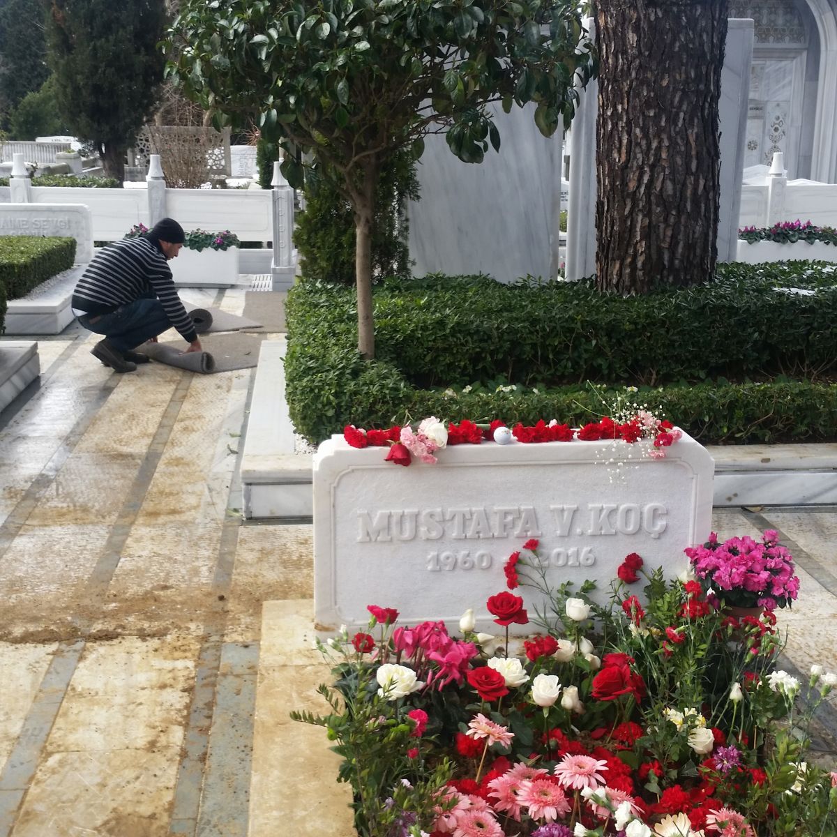Mustafa Koç’un mezarına ziyaretçi akını