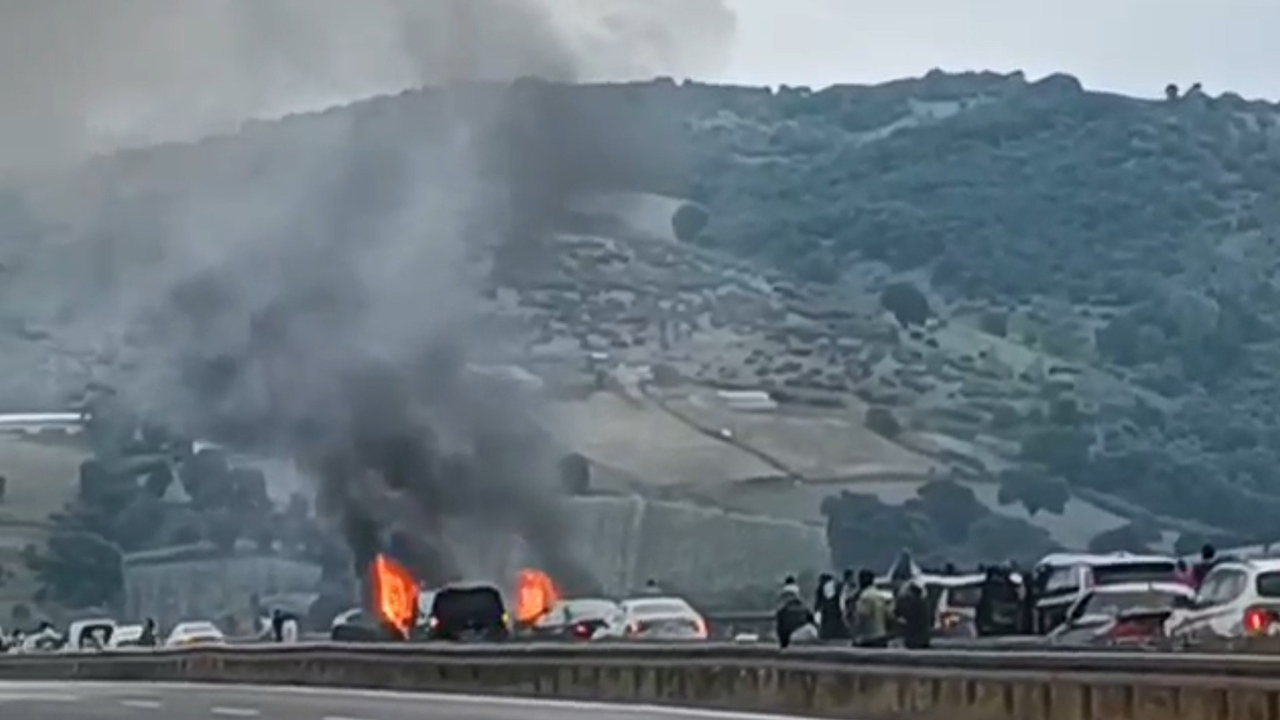 Susurluk'ta zincirleme kaza! Araçlar alev alev yandı: 1 ölü, 2 yaralı Susurluk'ta zincirleme kaza! Araçlar alev alev yandı: 1 ölü, 2 yaralı