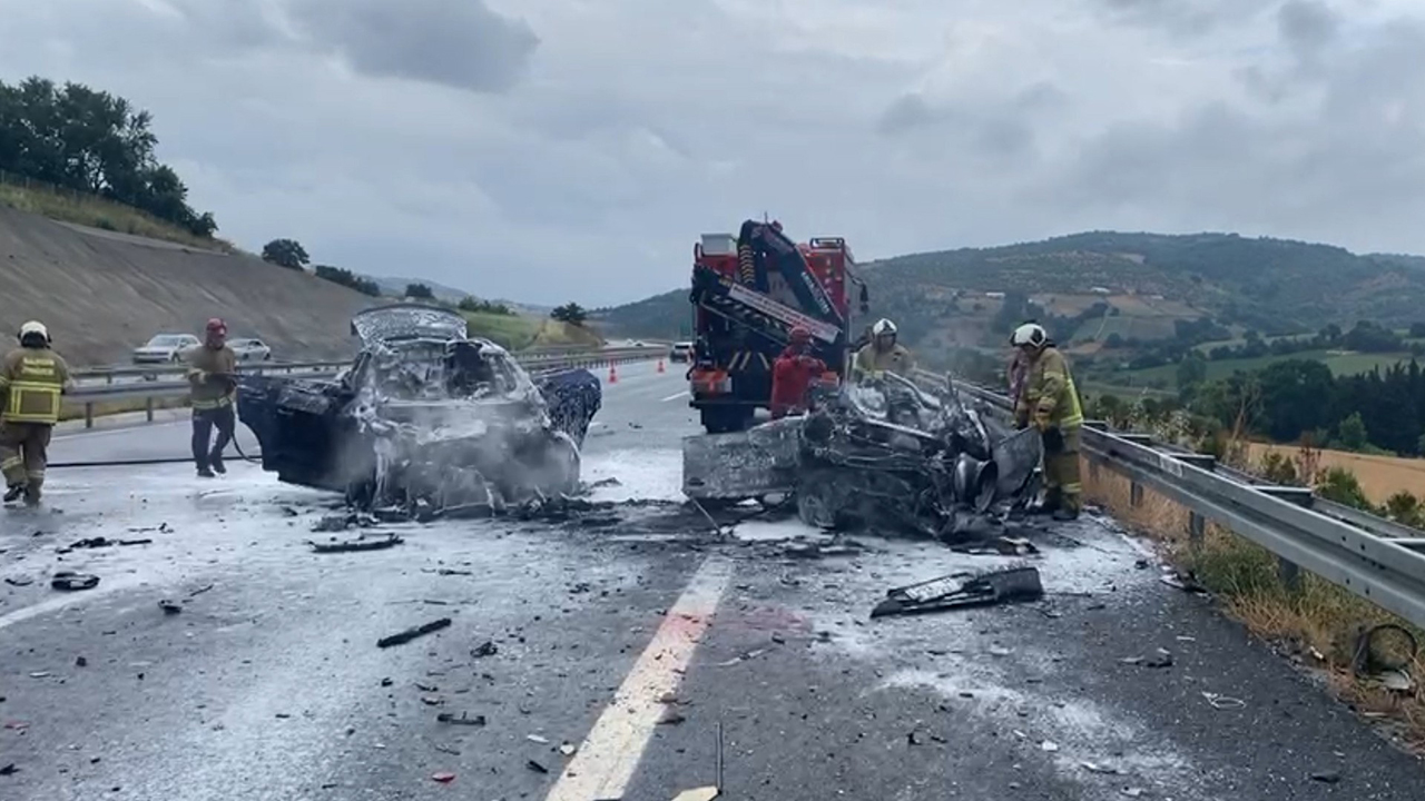 Susurluk'ta zincirleme kaza! Araçlar alev alev yandı: 1 ölü, 2 yaralı Susurluk'ta zincirleme kaza! Araçlar alev alev yandı: 1 ölü, 2 yaralı