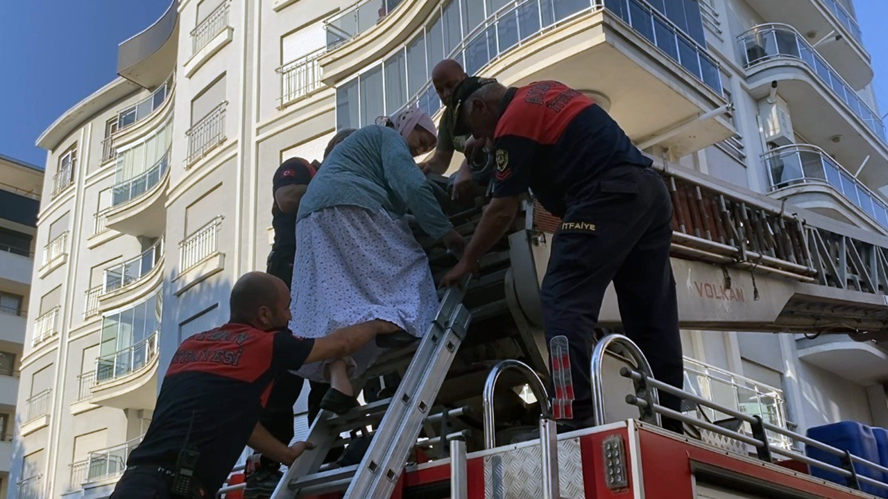 Aydın'da dehşet dolu anlar! Alevlerin arasından sedyeyle çıkarıldı Aydın'da dehşet dolu anlar! Alevlerin arasından sedyeyle çıkarıldı