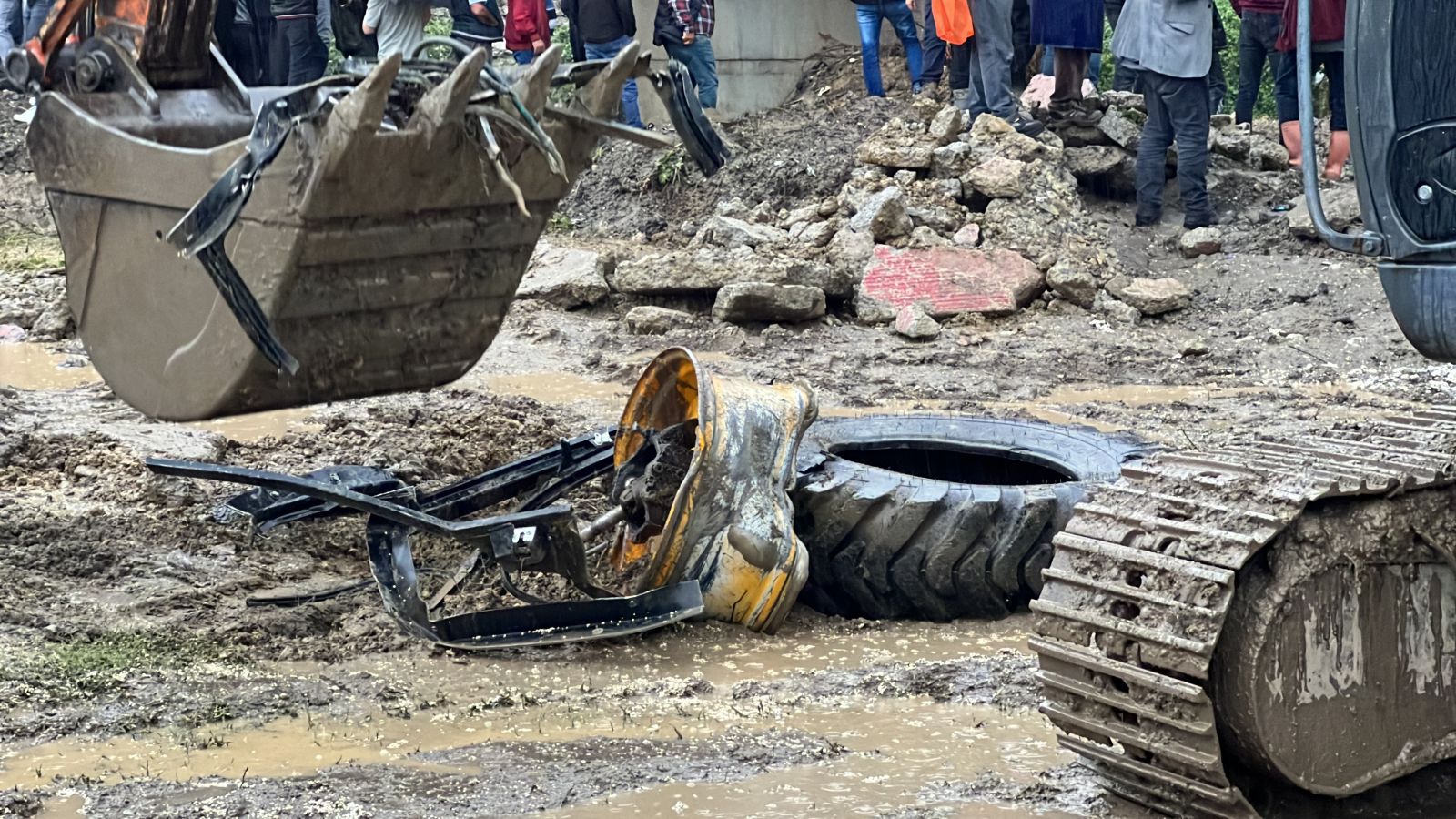 Sele kapılan kepçe bulundu, operatör hala kayıp