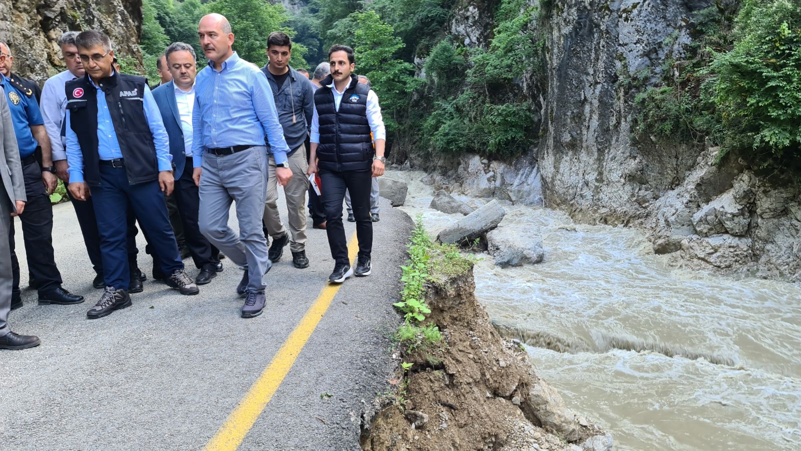 Bakan Soylu engel tanımadı! Yıkık köprüden geçip selzedelerle görüştü Bakan Soylu engel tanımadı! Yıkık köprüden geçip selzedelerle görüştü