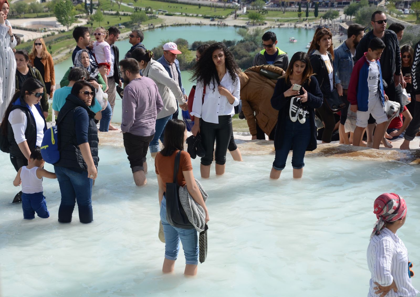 Pamukkale’ye giriş ücretsiz oldu, adım atacak yer kalmadı