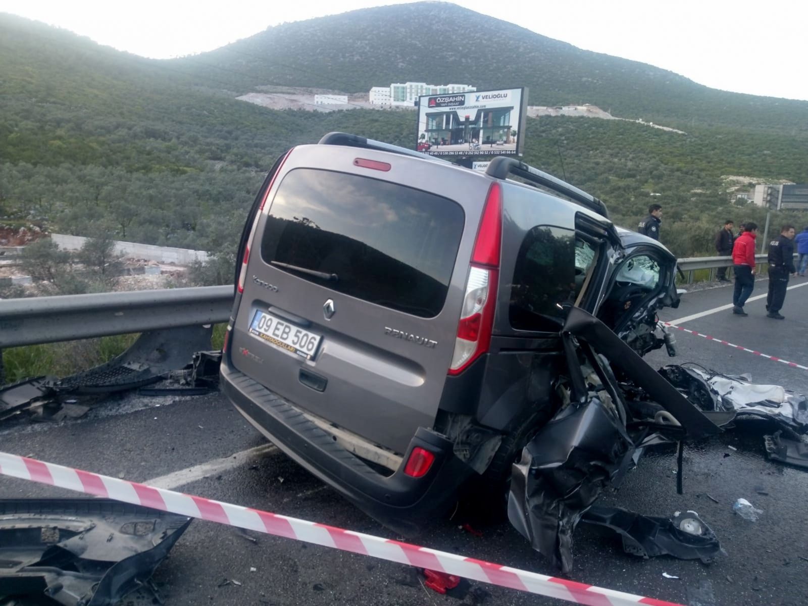 Hafif ticari araçla otomobil çarpıştı: 2 ölü, 3 yaralı