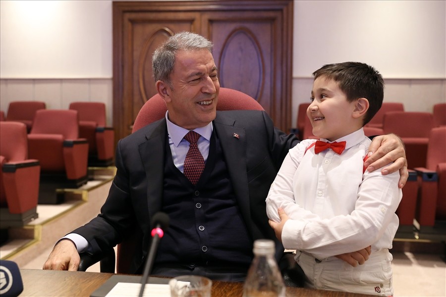 Bakan Akar ve komutanlar, şehit çocuklarıyla bir araya geldi Bakan Akar ve komutanlar, şehit çocuklarıyla bir araya geldi