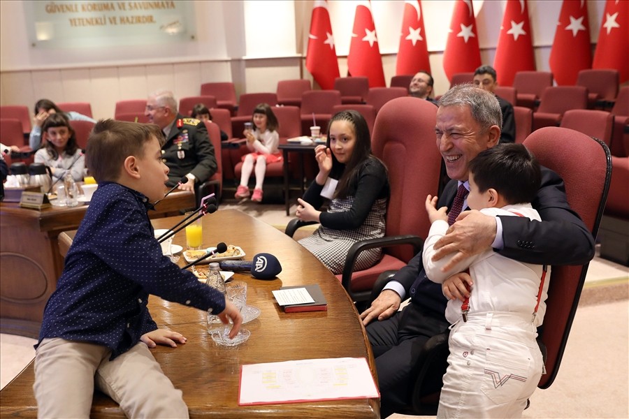 Bakan Akar ve komutanlar, şehit çocuklarıyla bir araya geldi Bakan Akar ve komutanlar, şehit çocuklarıyla bir araya geldi