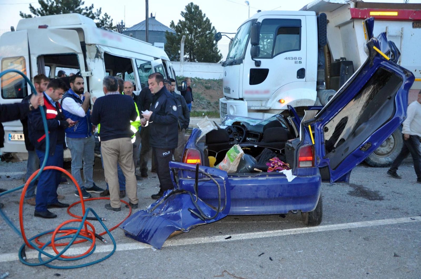 İşçi servisi ile otomobil kafa kafaya çarpıştı: 3 ölü, 8 yaralı