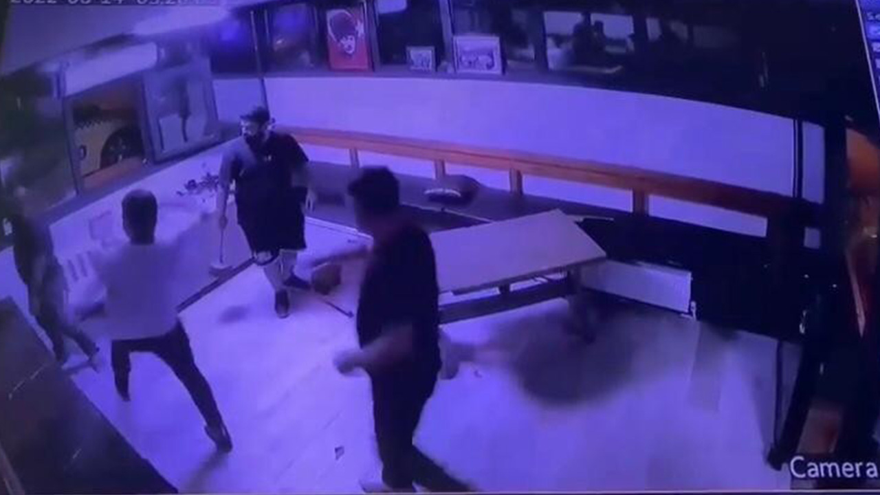 Durağa dalıp taksiciyi öldüresiye dövdüler