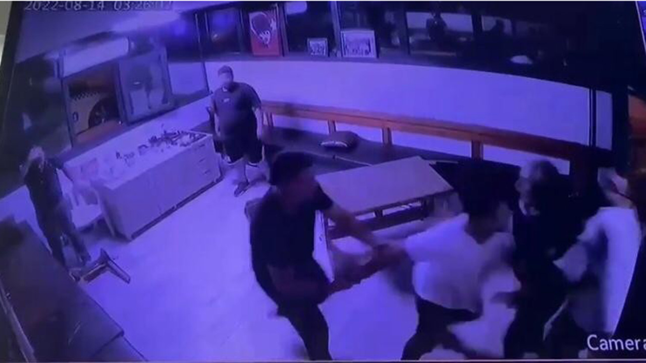 Durağa dalıp taksiciyi öldüresiye dövdüler