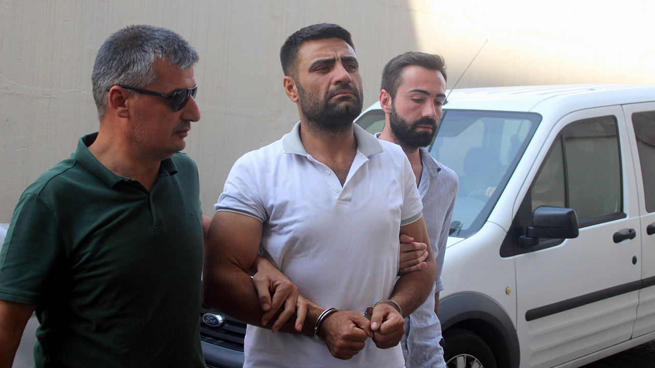 Oğluyla birlikte beş kişiyi vuran şarkıcı Metin Işık tutuklandı Oğluyla birlikte beş kişiyi vuran şarkıcı Metin Işık tutuklandı
