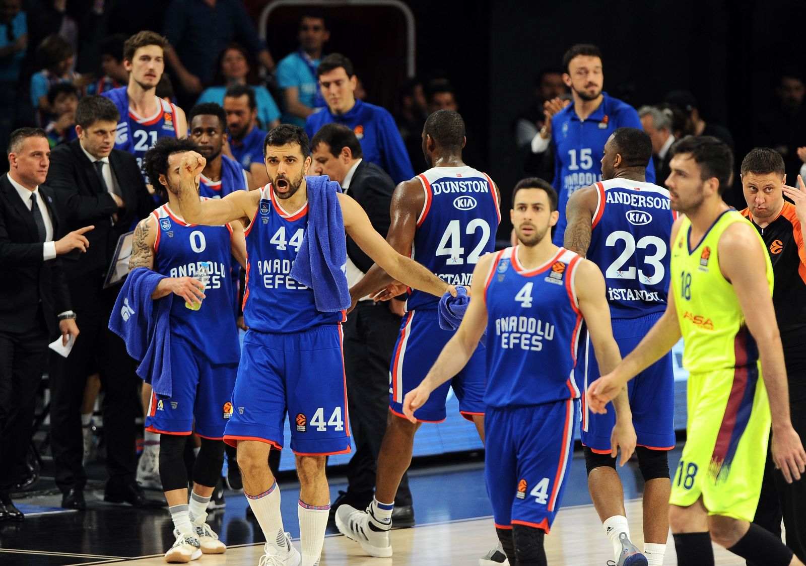 Anadolu Efes 18 yıl sonra Final Four'da! (Anadolu Efes 80-71 Barcelona Lassa)