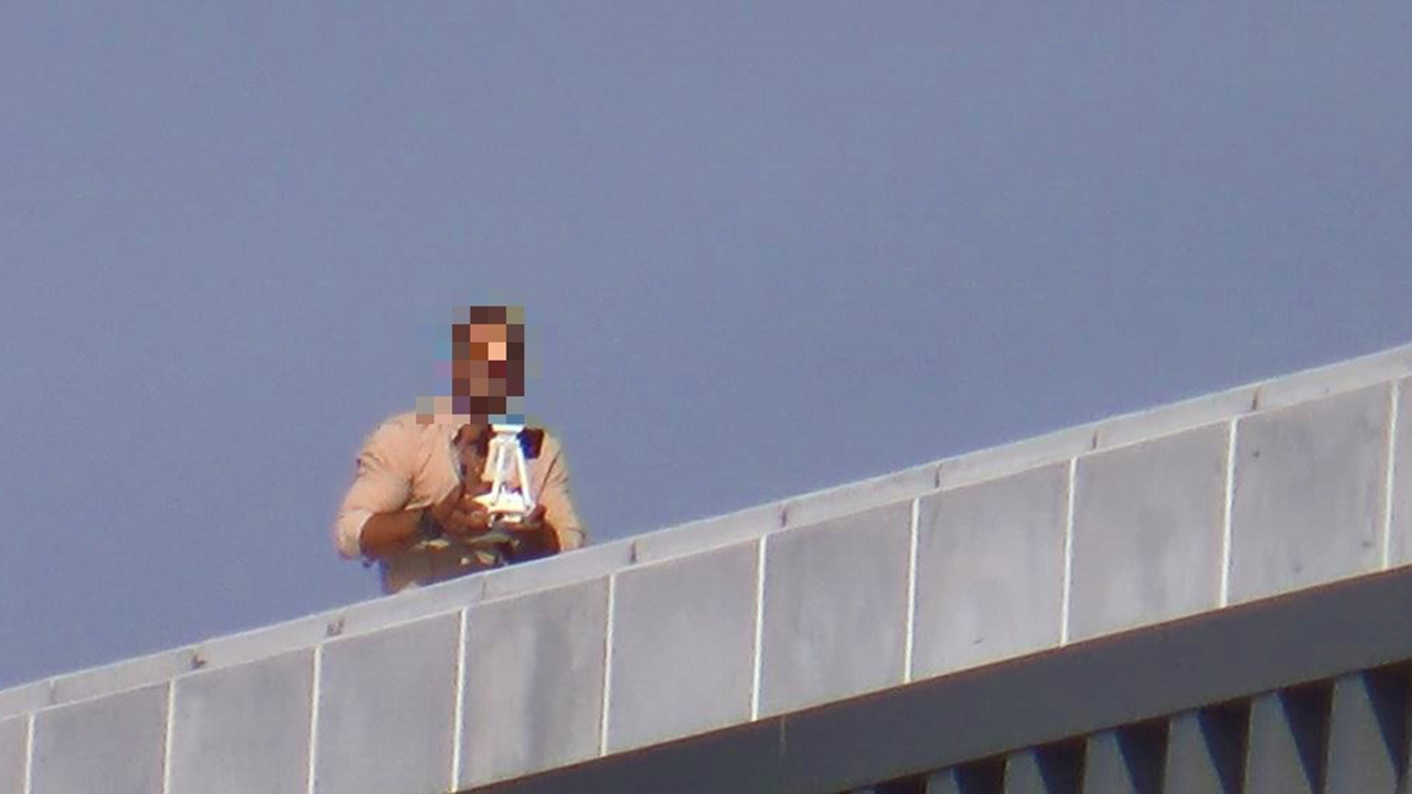 Eylem yapan işçiler, kendilerini çeken drone'u yuhaladı