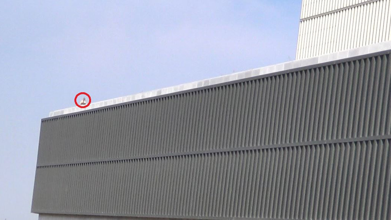 Eylem yapan işçiler, kendilerini çeken drone'u yuhaladı