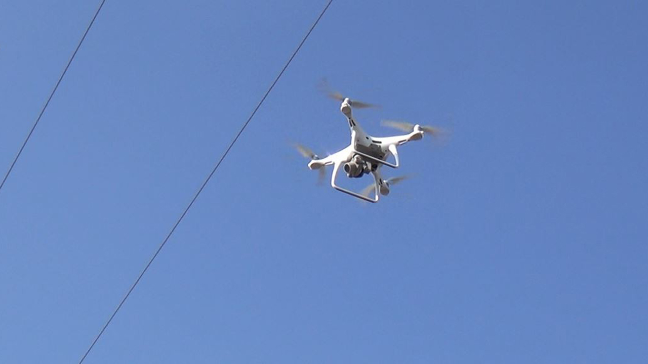 Eylem yapan işçiler, kendilerini çeken drone'u yuhaladı