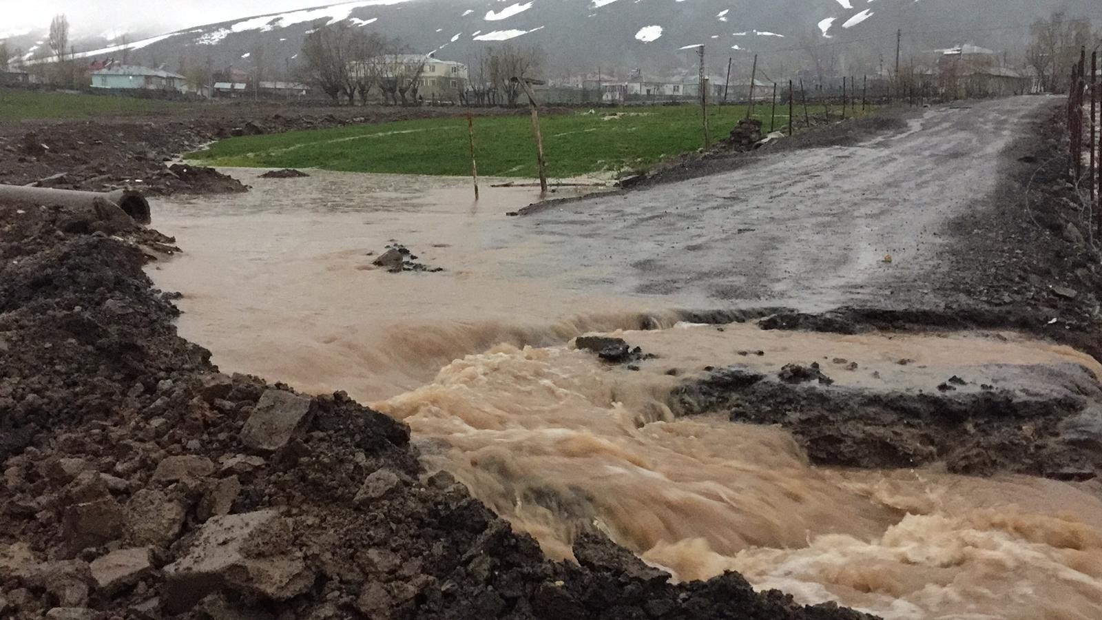 Meteoroloji uyarmıştı! Bingöl'de kuvvetli yağış hayatı olumsuz etkiledi