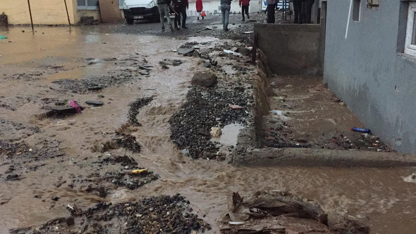 Meteoroloji uyarmıştı! Bingöl'de kuvvetli yağış hayatı olumsuz etkiledi