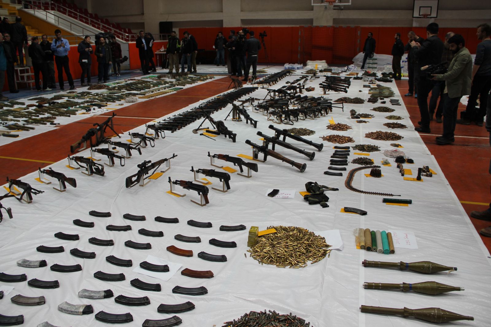 Bağlar’da ele geçirilen mühimmat salona sığmadı! Bağlar’da ele geçirilen mühimmat salona sığmadı!