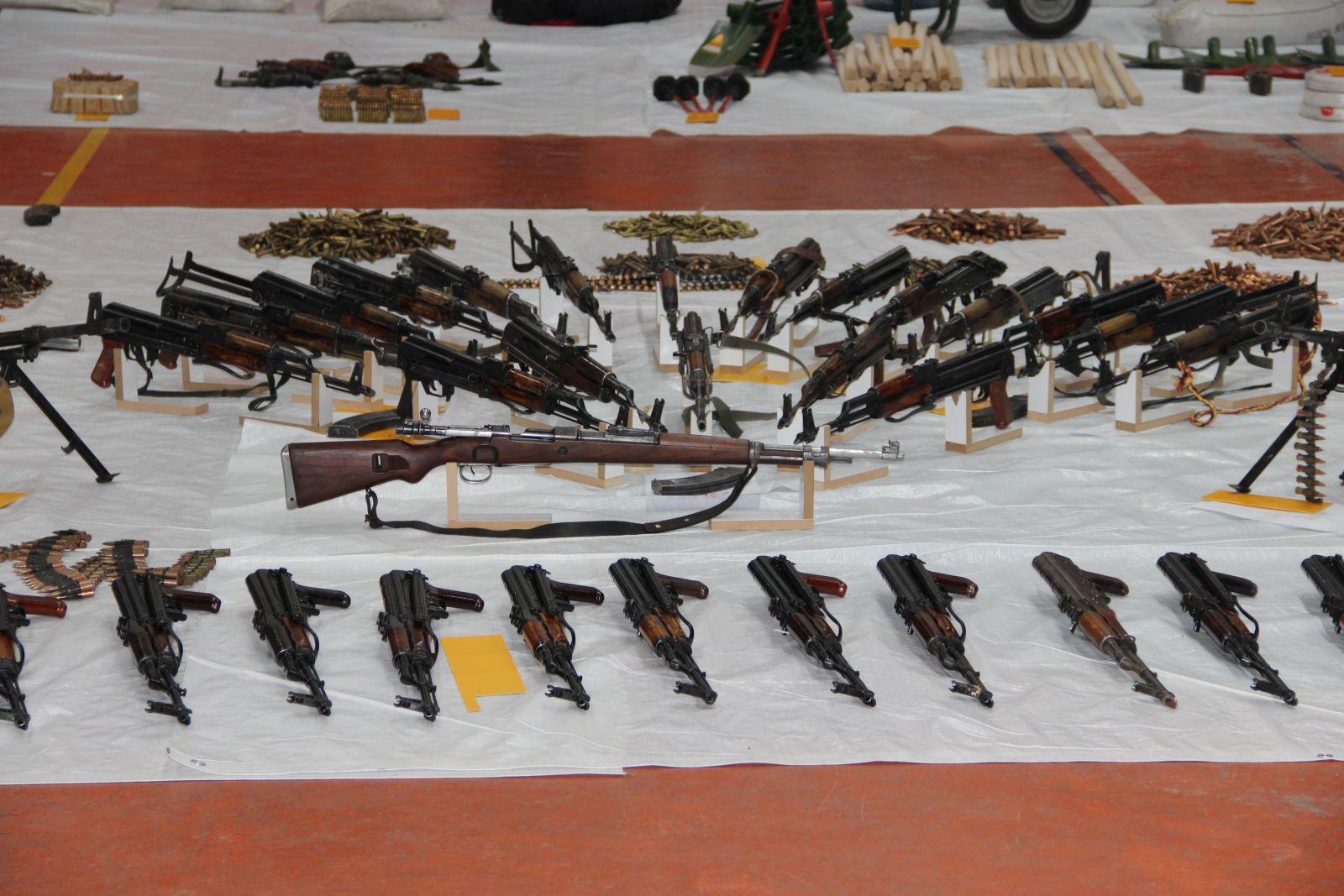 Bağlar’da ele geçirilen mühimmat salona sığmadı! Bağlar’da ele geçirilen mühimmat salona sığmadı!