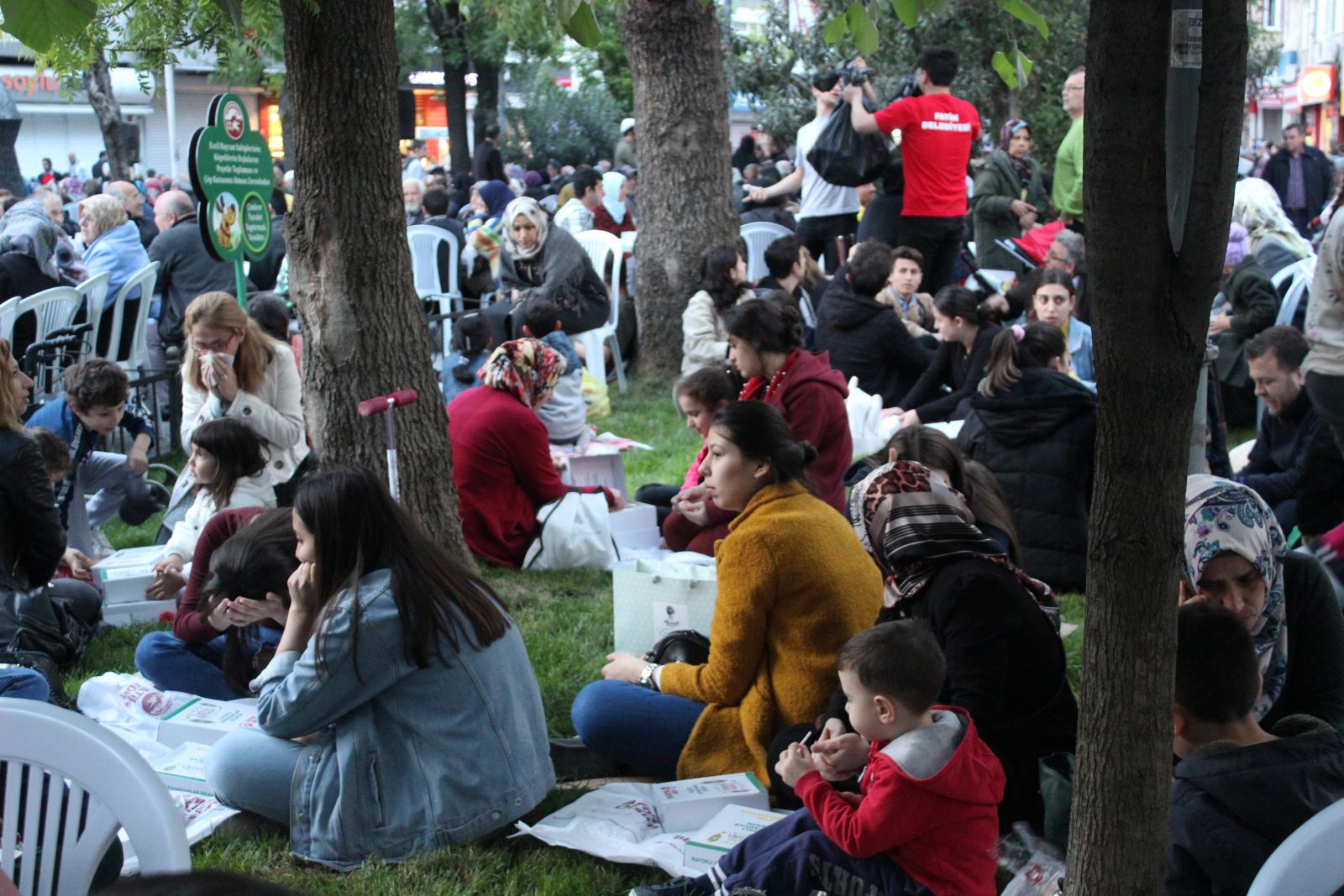 Fatih'te 5 bin kişi iftar sofrasında bir araya geldi Fatih'te 5 bin kişi iftar sofrasında bir araya geldi
