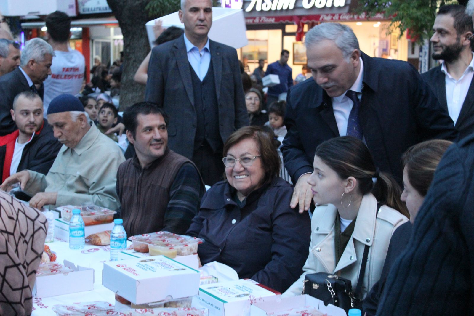 Fatih'te 5 bin kişi iftar sofrasında bir araya geldi Fatih'te 5 bin kişi iftar sofrasında bir araya geldi