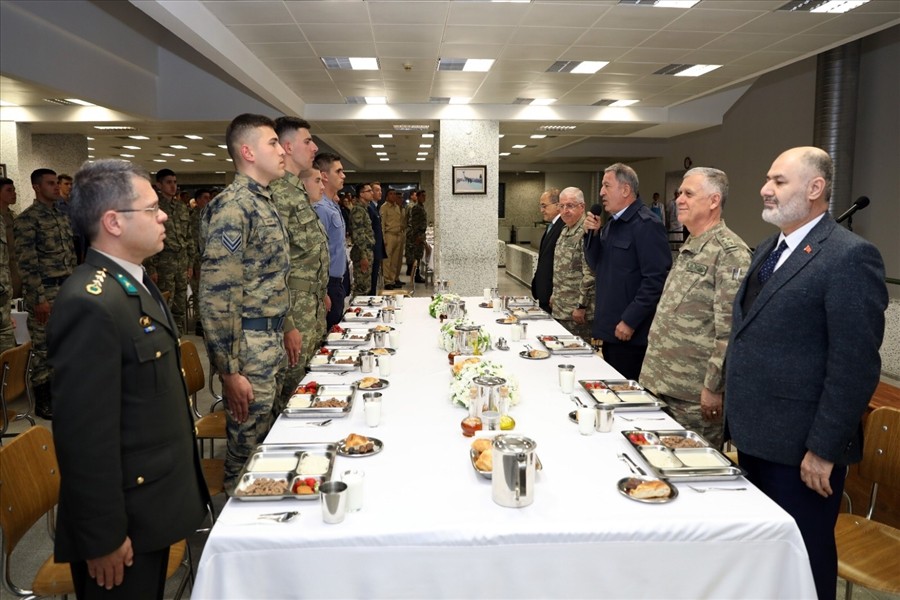 Bakan Akar ve komutanlar Harbiyelilerle iftar yaptı