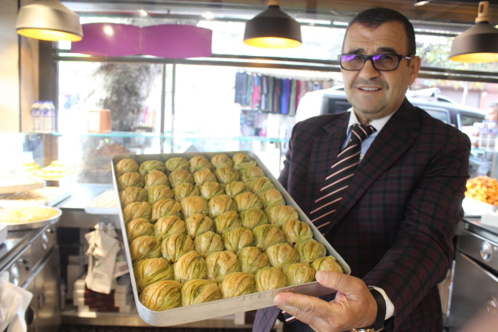 Baklavada yeşile boyanan fıstık oyunu...