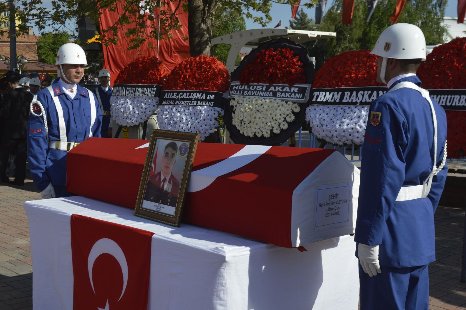 Şehit Uzman Çavuş Öztürk son yolculuğuna uğurlandı Şehit Uzman Çavuş Öztürk son yolculuğuna uğurlandı